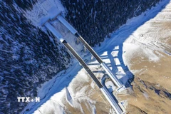 Đường cao tốc Urumqi-Yuli ở Khu tự trị Tân Cương Duy Ngô Nhĩ, Trung Quốc, ngày 23/12/2025. (Ảnh: THX/TTXVN)