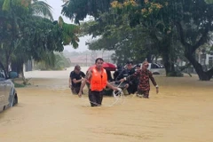 Người dân di dời do ảnh hưởng của lũ lụt và lở đất. (Ảnh: Bernama)