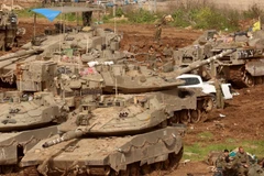 Binh sỹ và xe quân sự Israel được triển khai tại khu vực phía Bắc, giáp giới với Liban, ngày 18/3/2026. (Ảnh: THX/TTXVN)