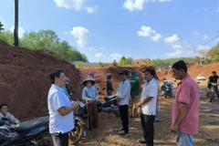 Đại diện Sở Xây dựng, Ban Quản lý dự án đầu tư xây dựng tỉnh Đồng Nai và UBND xã Tân Lợi kiểm tra hiện trường, xác minh, làm rõ nội dung báo chí phản ánh nhằm đưa ra phương án giải quyết. (Ảnh: Nhật Bình/TTXVN)