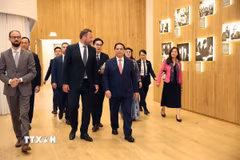 Thủ tướng Phạm Minh Chính và Phu nhân nghe giới thiệu về nhà soạn nhạc cổ điển người Estonia Arvo Pärt. (Ảnh: Dương Giang/TTXVN)