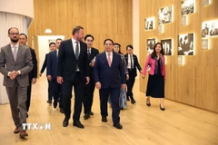 Thủ tướng Phạm Minh Chính và Phu nhân nghe giới thiệu về nhà soạn nhạc cổ điển người Estonia Arvo Pärt. (Ảnh: Dương Giang/TTXVN)