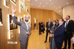 Thủ tướng Phạm Minh Chính và Phu nhân nghe giới thiệu về nhà soạn nhạc cổ điển người Estonia Arvo Pärt. (Ảnh: Dương Giang/TTXVN)