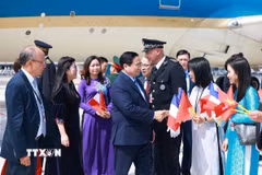Cán bộ, nhân viên Đại sứ quán Việt Nam tại Pháp đón Thủ tướng Phạm Minh Chính và Phu nhân. (Ảnh: Dương Giang/TTXVN)