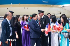 Cán bộ, nhân viên Đại sứ quán Việt Nam tại Pháp đón Thủ tướng Phạm Minh Chính và Phu nhân. (Ảnh: Dương Giang/TTXVN)