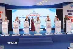 Các đại biểu bấm nút khởi động dự án. (Ảnh: Tuấn Phi/TTXVN)
