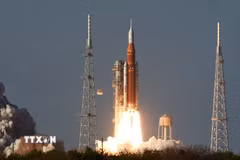 Tên lửa của NASA rời bệ phóng tại Trung tâm Vũ trụ Kennedy ở Cape Canaveral, Florida, Mỹ. (Ảnh: AA/TTXVN)