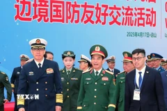 Đại tướng, Bộ trưởng Quốc phòng Phan Văn Giang đón Thượng tướng Đổng Quân, Bộ trưởng Quốc phòng Trung Quốc tại Cửa khẩu Quốc tế Hữu Nghị. (Ảnh: Trọng Đức/TTXVN)