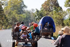 Người dân Campuchia ở tỉnh Preah Vihear, giáp giới với Thái Lan sơ tán tránh xung đột, ngày 8/12/2025. (Ảnh: THX/TTXVN)