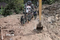 Lực lượng cứu hộ tìm kiếm nạn nhân sau trận lũ lụt và lở đất tại Bắc Sumatra, Indonesia. (Ảnh: THX/TTXVN)
