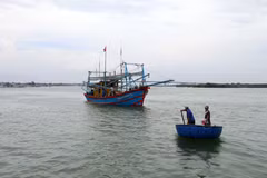 Ngư dân hoàn thành thủ tục khai báo thông tin tại Trạm Kiểm soát Biên phòng Cửa Đại trước khi xuất bến vươn khơi khai thác thủy sản. (Ảnh: Đỗ Trưởng/TTXVN)
