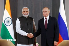 Tổng thống Nga Vladimir Putin (phải) và Thủ tướng Ấn Độ Narendra Modi tại cuộc gặp bên lề Hội nghị thượng đỉnh Tổ chức Hợp tác Thượng Hải (SCO) ở Samarkand, Uzbekistan, ngày 16/9/2022. (Ảnh: AFP/TTXVN)