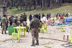 Lực lượng an ninh gác tại hiện trường vụ tấn công khủng bố nhằm vào khách du lịch tại Pahalgam, thuộc khu vực Kashmir do Ấn Độ kiểm soát. (Ảnh: ANI/TTXVN)