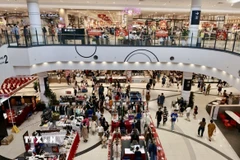 Người dân đến vui chơi, mua sắm tại Aeon Long Biên. (Ảnh: Trần Việt/TTXVN)