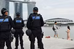 Cảnh sát Singapore bảo vệ khu vực trung tâm Vịnh Marina. (Nguồn: channelnewsasia)
