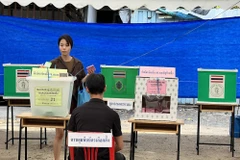Cử tri đi bỏ phiếu tại một điểm bỏ phiếu ở quận Huai Khwang, Bangkok. (Ảnh: Đỗ Sinh/TTXVN)