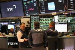 Hoạt động tại sàn giao dịch chứng khoán New York, Mỹ. (Ảnh: THX/TTXVN)