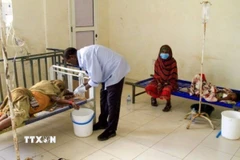 Bệnh nhân mắc bệnh tả được điều trị tại trung tâm cách ly ở Wad Al-Hilu, bang Kassala, Sudan. (Ảnh: Getty Images/TTXVN)