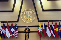 Tổng Thư ký ASEAN Kao Kim Hourn thông báo kết quả Hội nghị Cấp cao ASEAN lần thứ 46. (Ảnh: Đỗ Quyên/TTXVN)