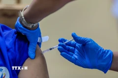 Nhân viên y tế tiêm vaccine phòng COVID-19 cho người dân. (Ảnh: THX/TTXVN)