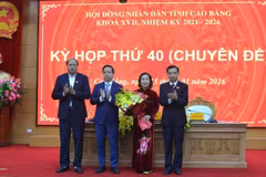 Lãnh đạo Hội đồng Nhân dân, Ủy ban Nhân dân tỉnh tặng hoa chúc mừng Tân Phó Chủ tịch Ủy ban Nhân dân tỉnh Hà Nhật Lệ. (Ảnh: Báo Điện tử Chính phủ)