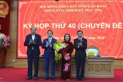 Lãnh đạo Hội đồng Nhân dân, Ủy ban Nhân dân tỉnh tặng hoa chúc mừng Tân Phó Chủ tịch Ủy ban Nhân dân tỉnh Hà Nhật Lệ. (Ảnh: Báo Điện tử Chính phủ)