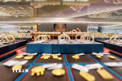 Vàng được bày bán tại cửa hàng kim hoàn ở thành phố Dương Châu, tỉnh Giang Tô, Trung Quốc. (Ảnh: THX/TTXVN)