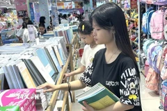 Vở của các nhà sản xuất trong nước luôn được học sinh lựa chọn bởi chất lượng đảm bảo. (Ảnh: Quốc Lũy/TTXVN)