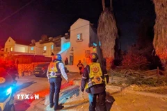 Hiện trường một vụ tên lửa Iran tấn công vào khu Ramat Gan, Israel rạng sáng 18/3/2026. (Ảnh: TTXVN phát)