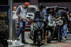 Người dân mua xăng tại trạm xăng ở Quezon, Philippines. (Ảnh: THX/TTXVN)