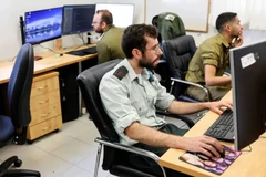 Các kỹ thuật viên thuộc đơn vị dữ liệu và ứng dụng tác chiến Matzpen của quân đội Israel đang làm việc tại một căn cứ quân đội Israel ở Ramat Gan, Israel. (Ảnh: Reuters)