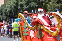 Người dân trong trang phục ông già Noel tham gia diễu hành đón Giáng sinh tại Auckland, New Zealand. (Ảnh: THX/TTXVN)