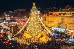 Cây thông được trang hoàng rực rỡ tại quảng trường ở Tbilisi, Gruzia. (Ảnh: THX/TTXVN)