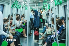 Trong tuần sau khi giá xăng tăng, lượng hành khách tăng rõ rệt, đặc biệt ở các điểm trung chuyển và khu vực đông dân cư, như tuyến Cát Linh – Hà Đông ghi nhận 276.686 lượt khách trong tuần sau khi giá xăng tăng, cao hơn mức 272.109 lượt của tuần trước, đạt 101,68%. (Ảnh: Hoàng Hiếu/TTXVN)