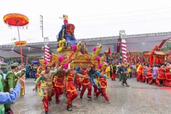 Lễ hội đền Tranh thu hút đông đảo người dân 2 địa phương Hải Phòng và Lạng Sơn.