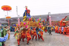 Lễ hội đền Tranh thu hút đông đảo người dân 2 địa phương Hải Phòng và Lạng Sơn.