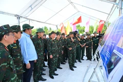 Binh đoàn 12 báo cáo với Thượng tướng Nguyễn Quang Ngọc về các dự án và tiến độ thực hiện các dự án. (Ảnh: Văn Đông/TTXVN phát)