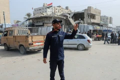 Một cảnh sát điều tiết giao thông ở Gaza. (Ảnh: Reuters)