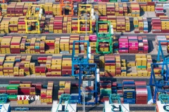 Container hàng hóa tại cảng Thiên Tân, Trung Quốc. (Ảnh: THX/TTXVN)
