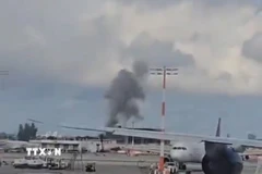Khói bốc lên từ sân bay quốc tế Ben Gurion ở Tel Aviv, Israel sau vụ tấn công bằng tên lửa của Houthi ngày 4/5/2025. (Ảnh: THX/TTXVN)