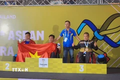 Vận động viên Võ Văn Tùng giành huy chương Vàng và Nguyễn Viết Đại giành huy chương Bạc môn ném lao F33-F34. (Ảnh: TTXVN phát)