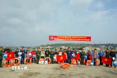 Tặng quà Tết, cờ Tổ quốc cho bà con ngư dân tại đặc khu Bạch Long Vĩ. (Ảnh: TTXVN phát)