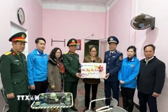 Đoàn công tác tặng quà Tết cho gia đình chính sách tại đặc khu Bạch Long Vĩ. (Ảnh: TTXVN phát)