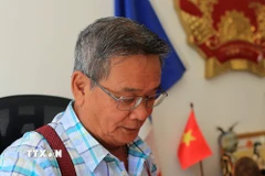 Lãnh sự danh dự Đinh Ngọc Riệm làm việc tại lãnh sự quán Việt Nam ở Numea. (Ảnh: TTXVN phát)