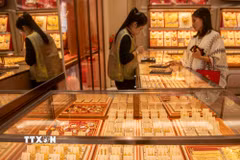Trang sức vàng được bán tại tiệm kim hoàn ở tỉnh Hải Nam, Trung Quốc. (Ảnh: THX/TTXVN)