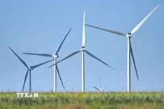 Các tháp điện gió tại Issoudun, Pháp. (Ảnh: AFP/TTXVN)