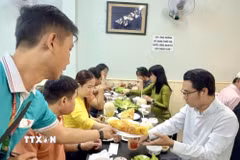 Du khách thưởng thức ẩm thực địa phương đặc trưng trong tour du lịch Thành phố Hồ Chí Minh. (Ảnh: Mỹ Phương/TTXVN)