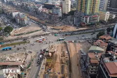 Thi công cầu vượt nút giao Nguyễn Chí Thanh. (Ảnh: Quốc Khánh/TTXVN)