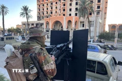 Binh sỹ gác trên đường phố tại Zawiya, Libya. (Ảnh: THX/TTXVN)