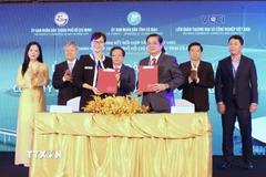 Lãnh đạo Ủy ban Nhân dân Tỉnh Cà Mau và doanh nghiệp ký kết thoả thuận hợp tác tại hội nghị. (Ảnh: Xuân Anh/TTXVN)